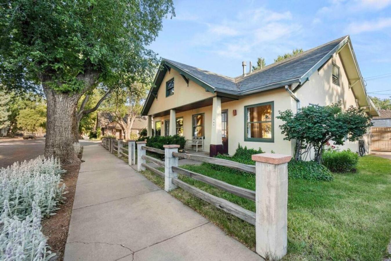 Holiday home Stylish And Cozy Downtown 2 Bedroom Unit With Hot Tub *