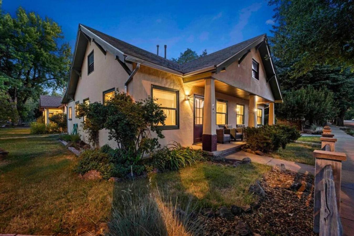 Holiday home Stylish And Cozy Downtown 2 Bedroom Unit With Hot Tub *