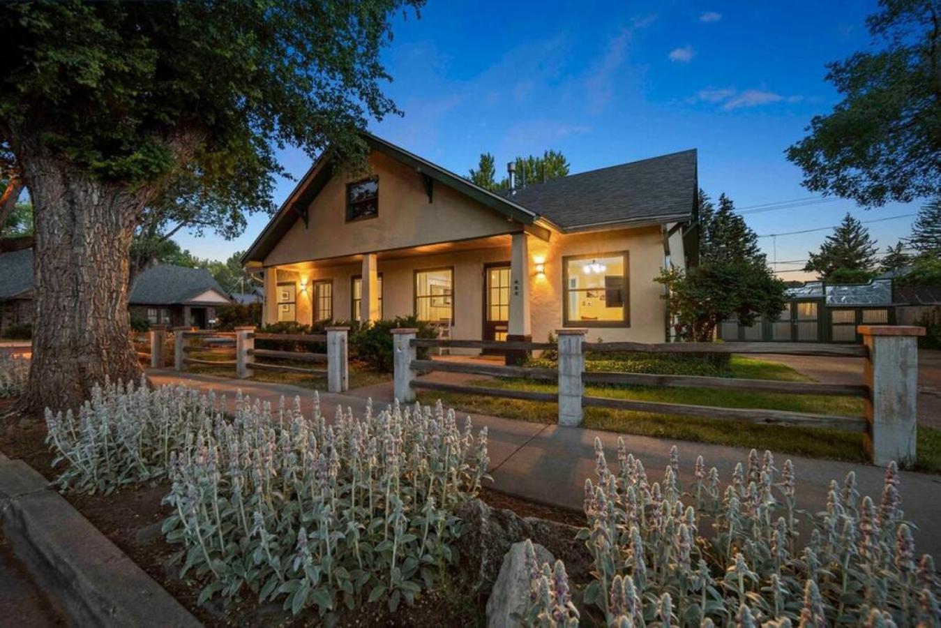 Holiday home Stylish And Cozy Downtown 2 Bedroom Unit With Hot Tub *