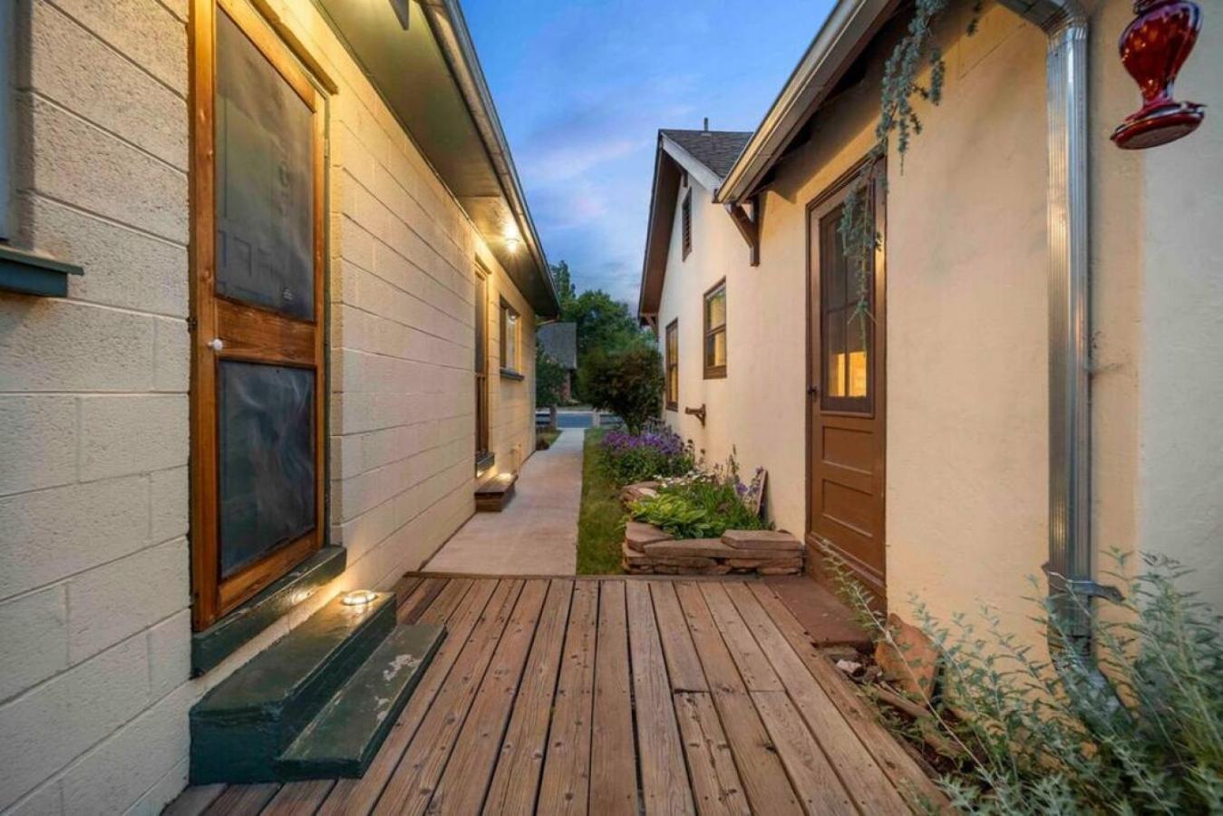 Stylish And Cozy Downtown 2 Bedroom Unit With Hot Tub