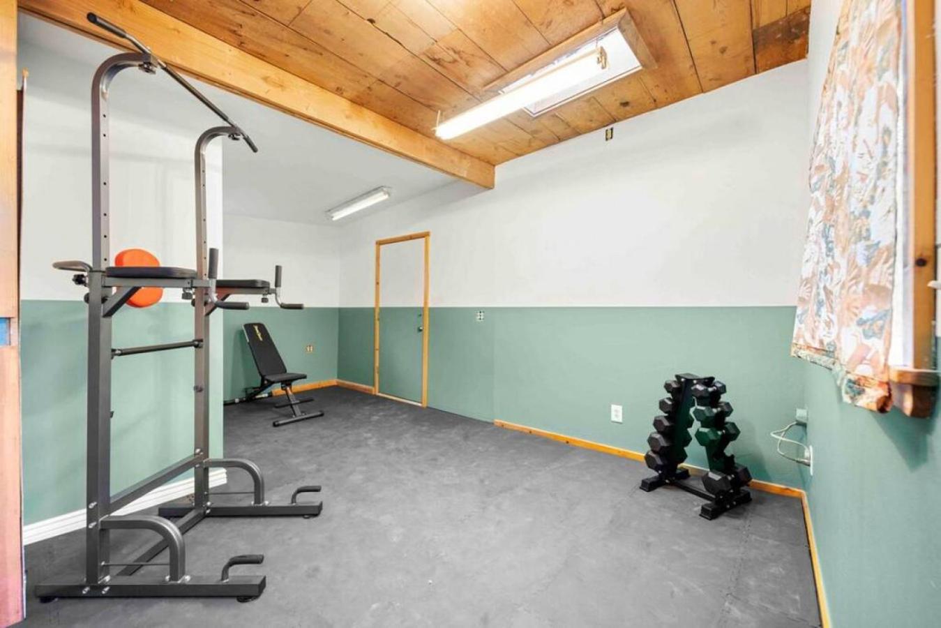 Holiday home Stylish And Cozy Downtown 2 Bedroom Unit With Hot Tub *