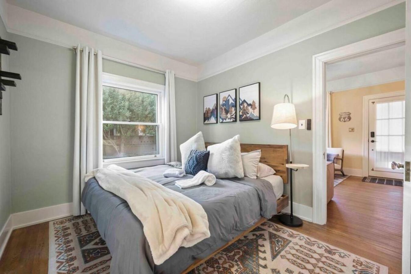 Holiday home Stylish And Cozy Downtown 2 Bedroom Unit With Hot Tub *