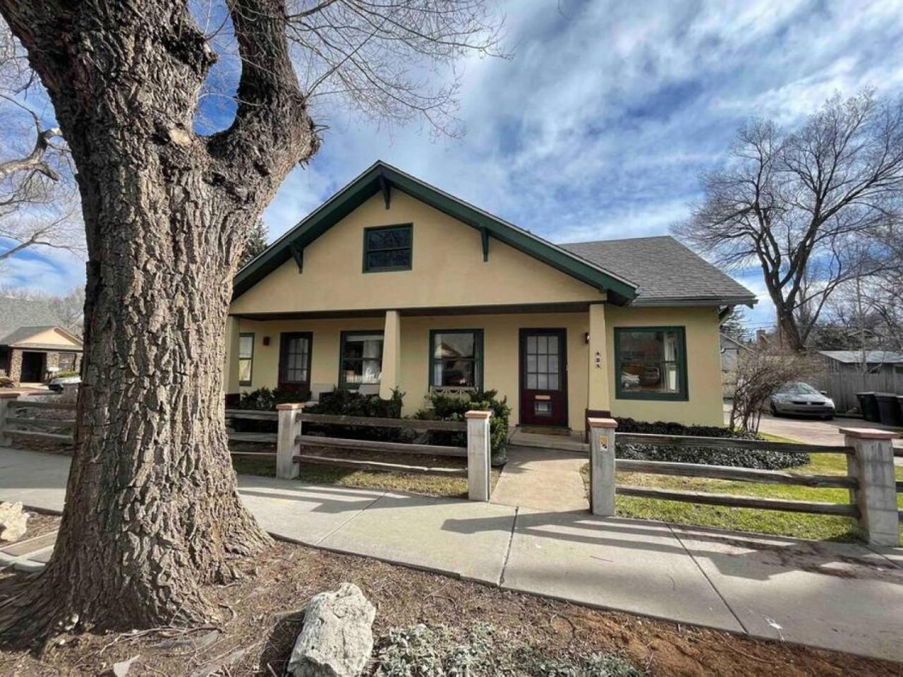 Holiday home Stylish And Cozy Downtown 2 Bedroom Unit With Hot Tub