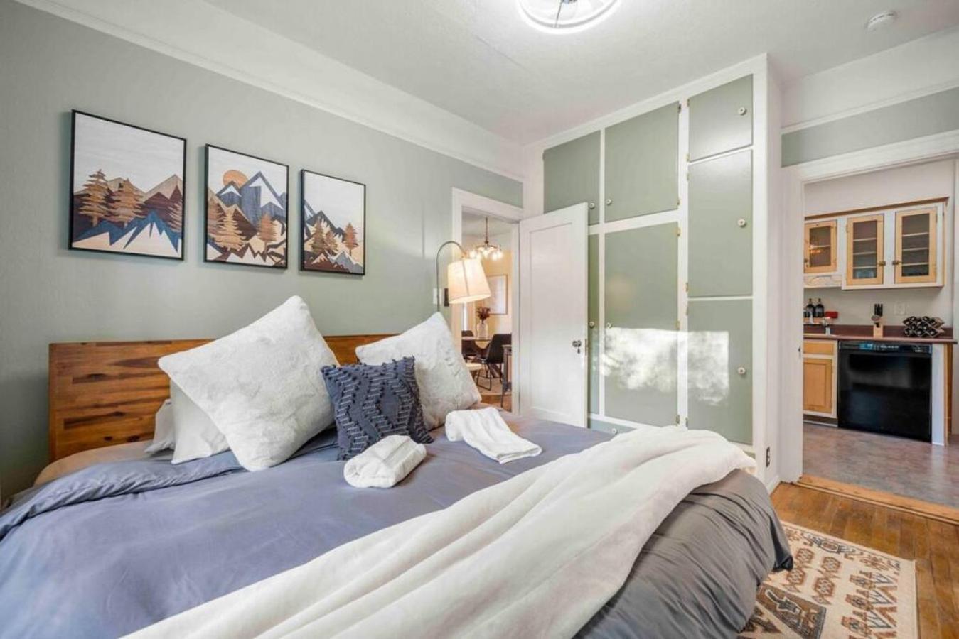 Stylish And Cozy Downtown 2 Bedroom Unit With Hot Tub Holiday home