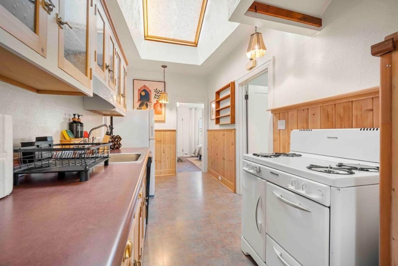 Stylish And Cozy Downtown 2 Bedroom Unit With Hot Tub