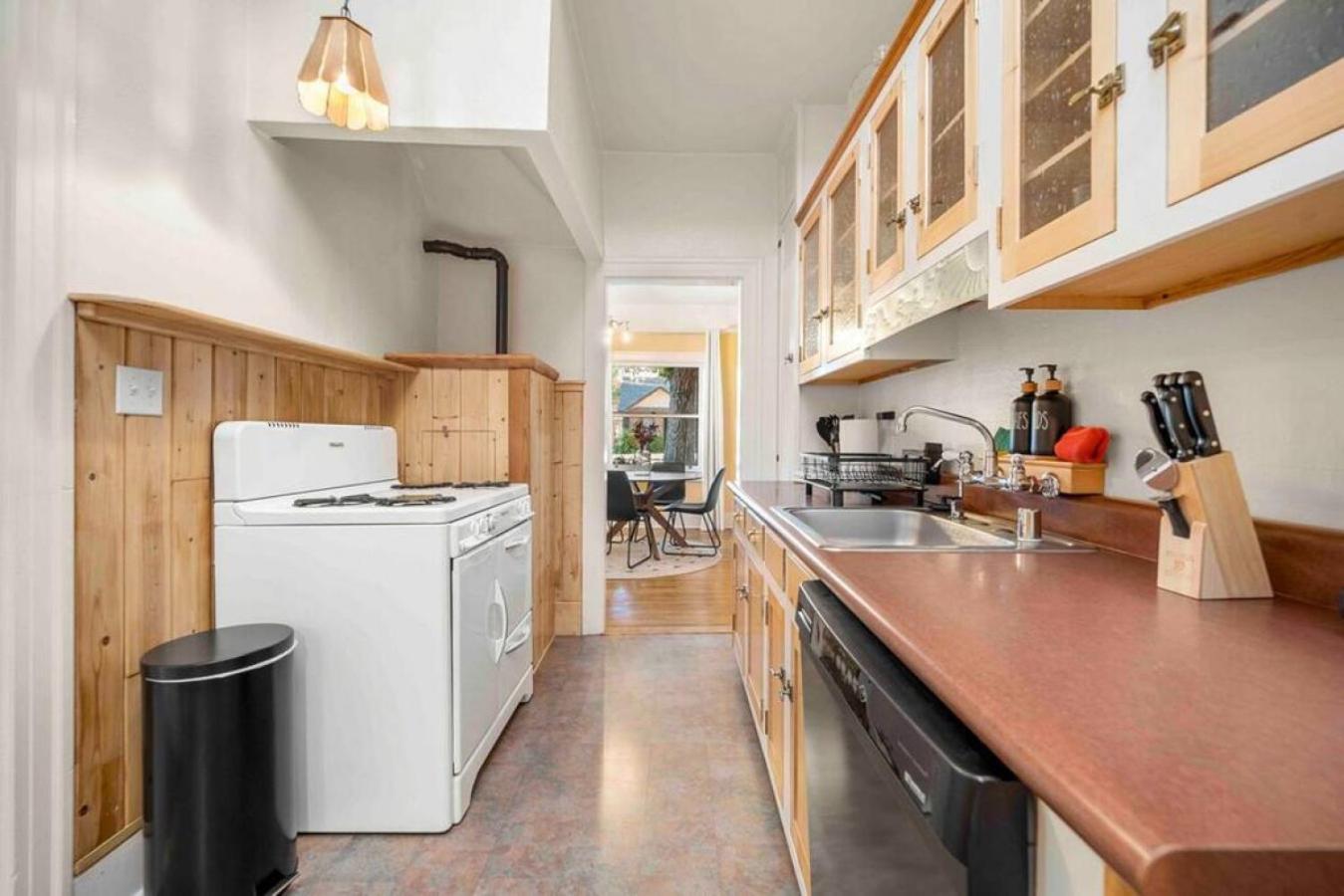 Holiday home Stylish And Cozy Downtown 2 Bedroom Unit With Hot Tub