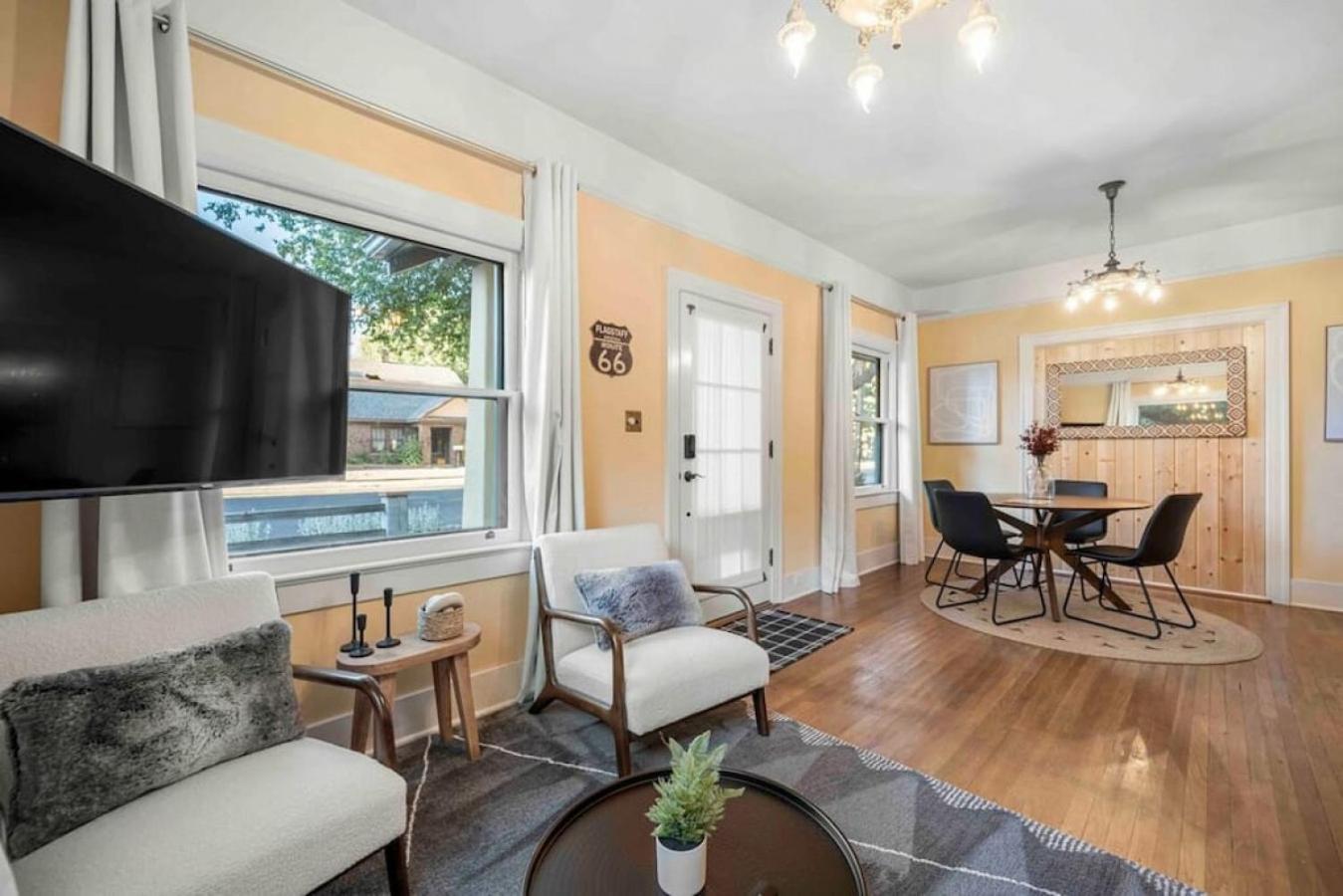 Stylish And Cozy Downtown 2 Bedroom Unit With Hot Tub Holiday home