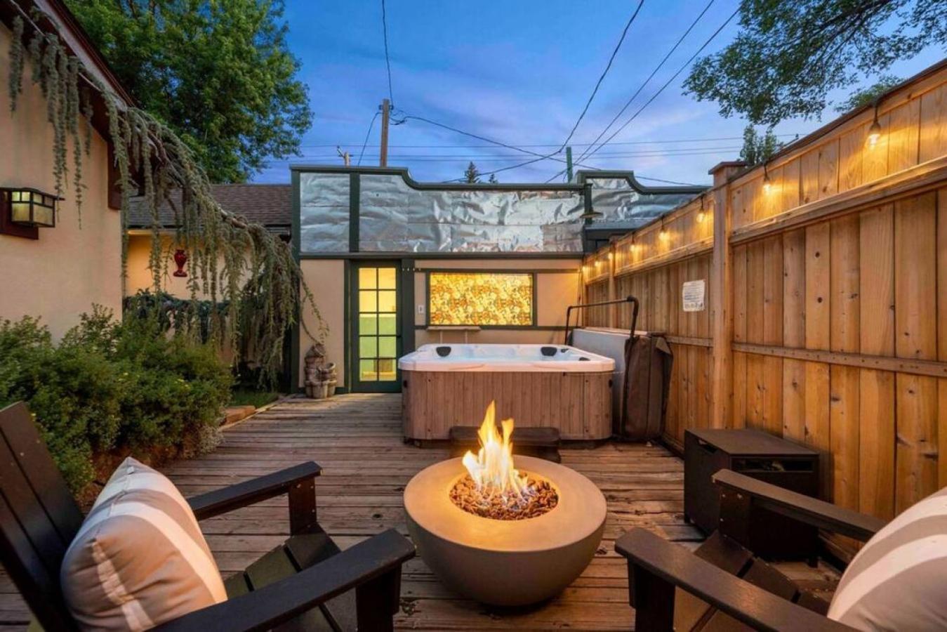 Holiday home Stylish And Cozy Downtown 2 Bedroom Unit With Hot Tub