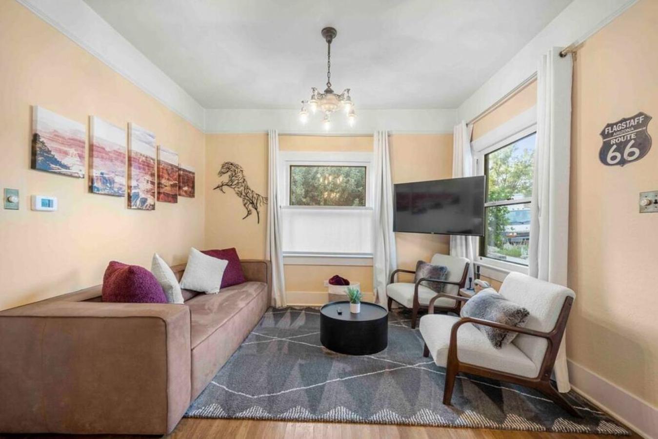 Holiday home Stylish And Cozy Downtown 2 Bedroom Unit With Hot Tub *