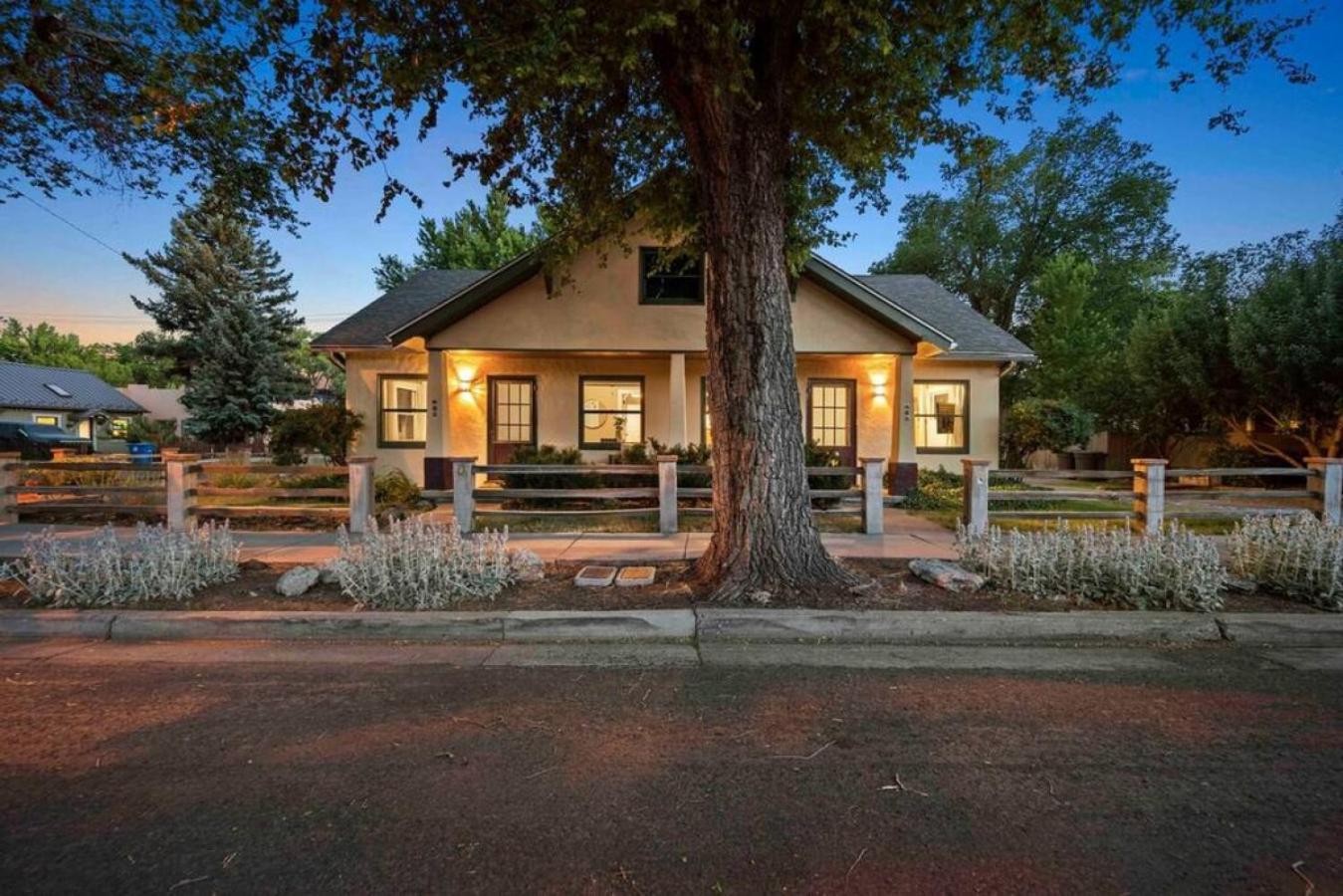 Stylish And Cozy Downtown 2 Bedroom Unit With Hot Tub *