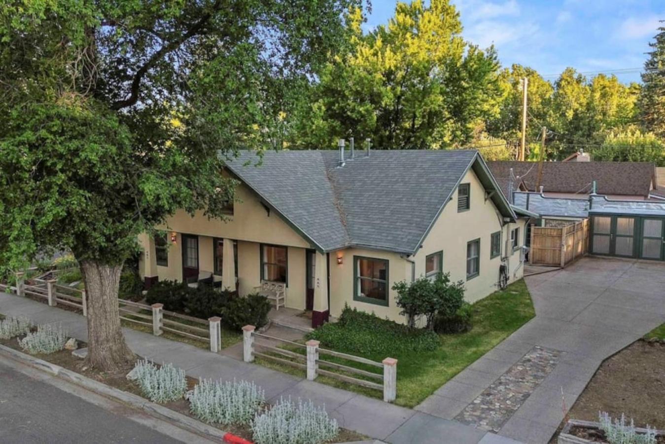 Stylish And Cozy Downtown 2 Bedroom Unit With Hot Tub Holiday home