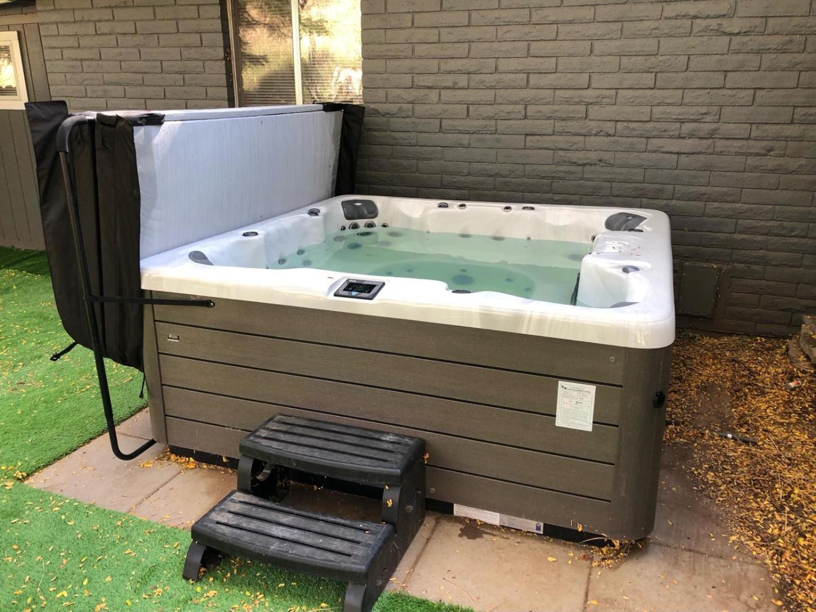 Holiday home Modern Boho - Hot Tub - 9 Min To Downtown