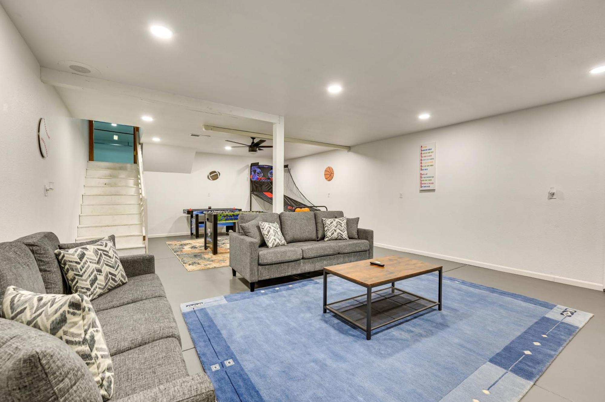 Spacious With Hot Tub And Grill! Holiday home