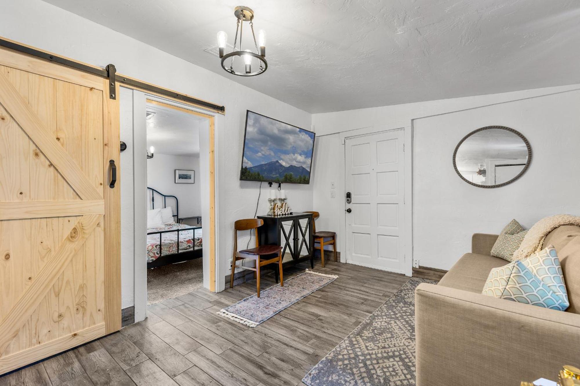 Holiday home 5 Minute Walking To Downtown, Nau, Coffee Shops, Shopping, Parks And More! *