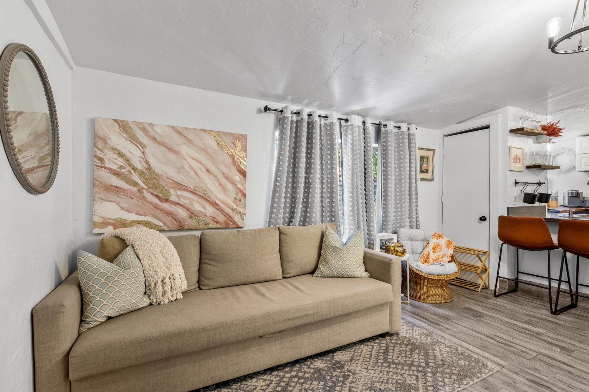 5 Minute Walking To Downtown, Nau, Coffee Shops, Shopping, Parks And More!