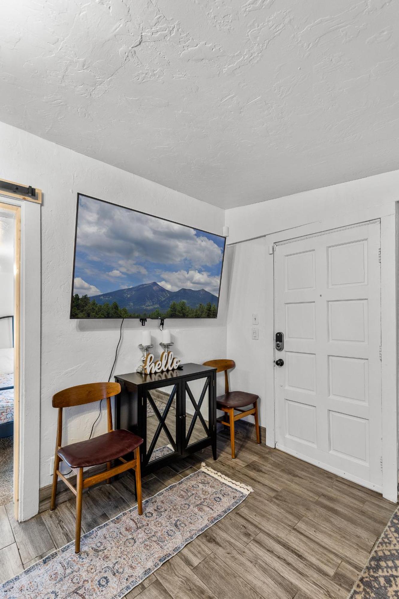Holiday home 5 Minute Walking To Downtown, Nau, Coffee Shops, Shopping, Parks And More!