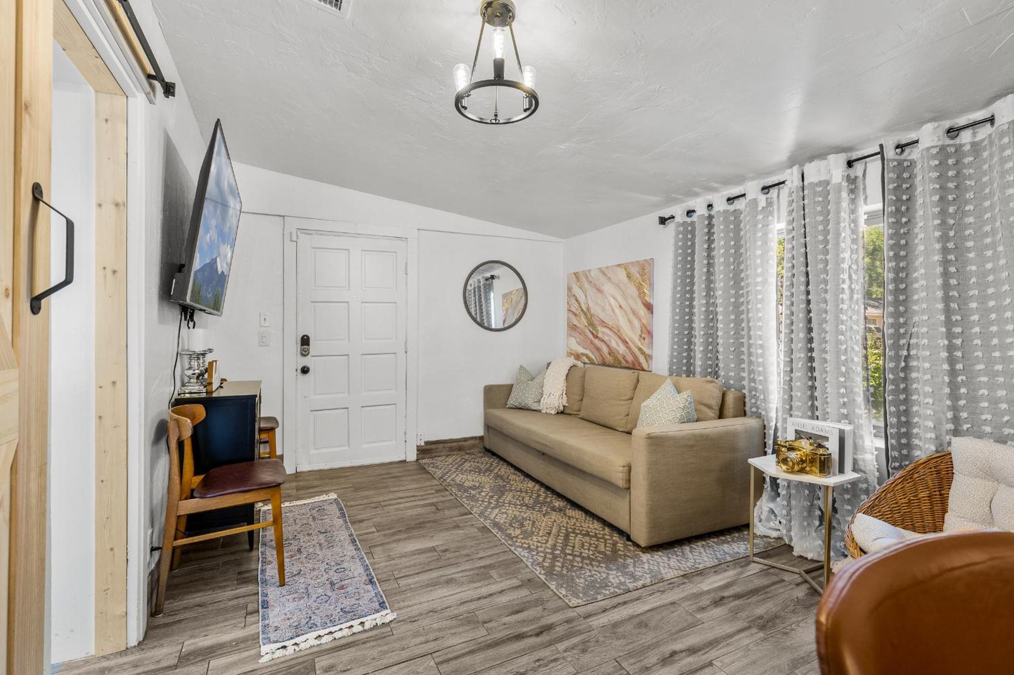 5 Minute Walking To Downtown, Nau, Coffee Shops, Shopping, Parks And More! Holiday home Flagstaff