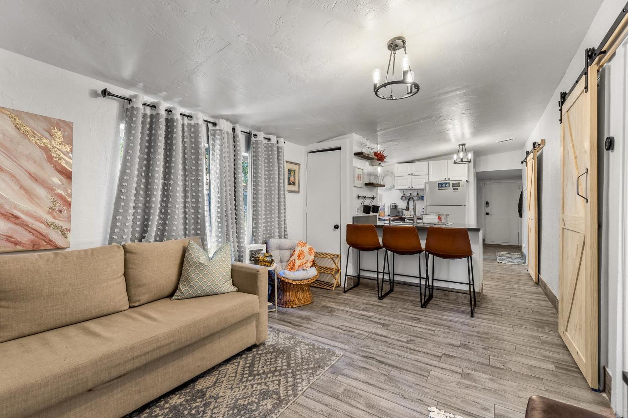 Holiday home 5 Minute Walking To Downtown, Nau, Coffee Shops, Shopping, Parks And More! *
