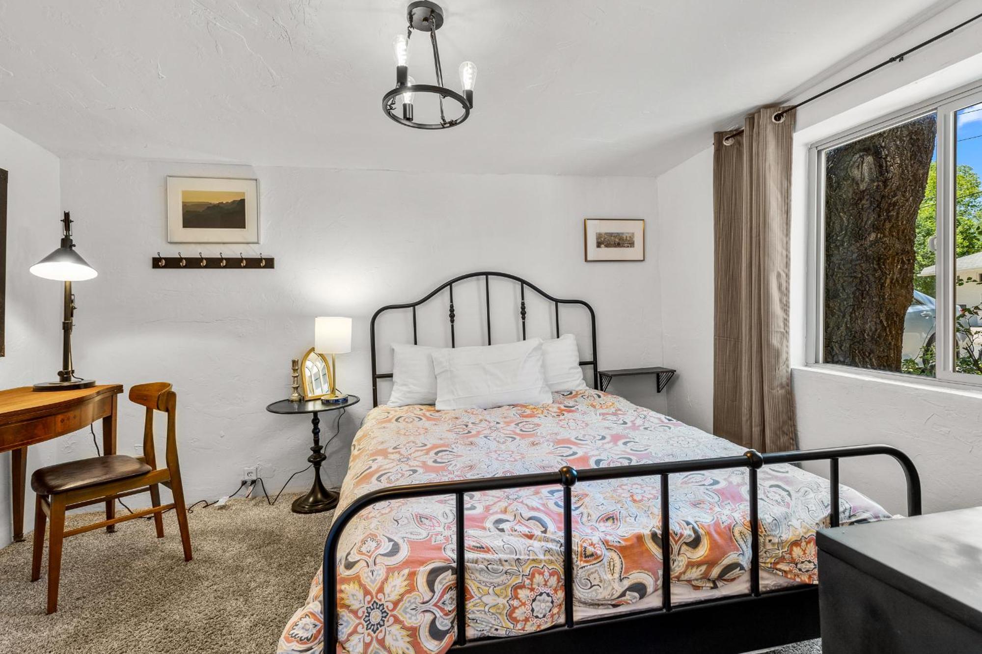 5 Minute Walking To Downtown, Nau, Coffee Shops, Shopping, Parks And More!