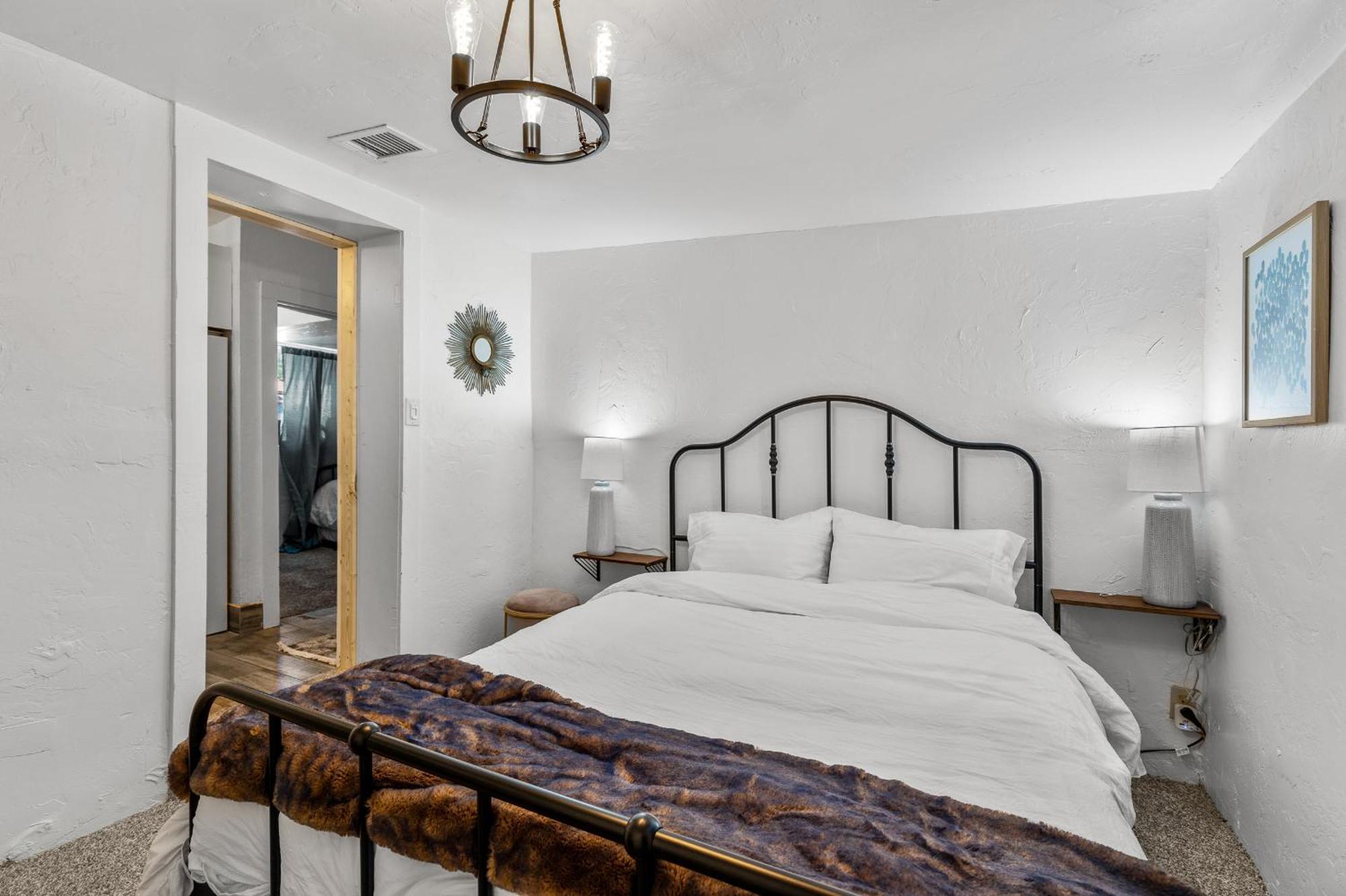 Holiday home 5 Minute Walking To Downtown, Nau, Coffee Shops, Shopping, Parks And More!