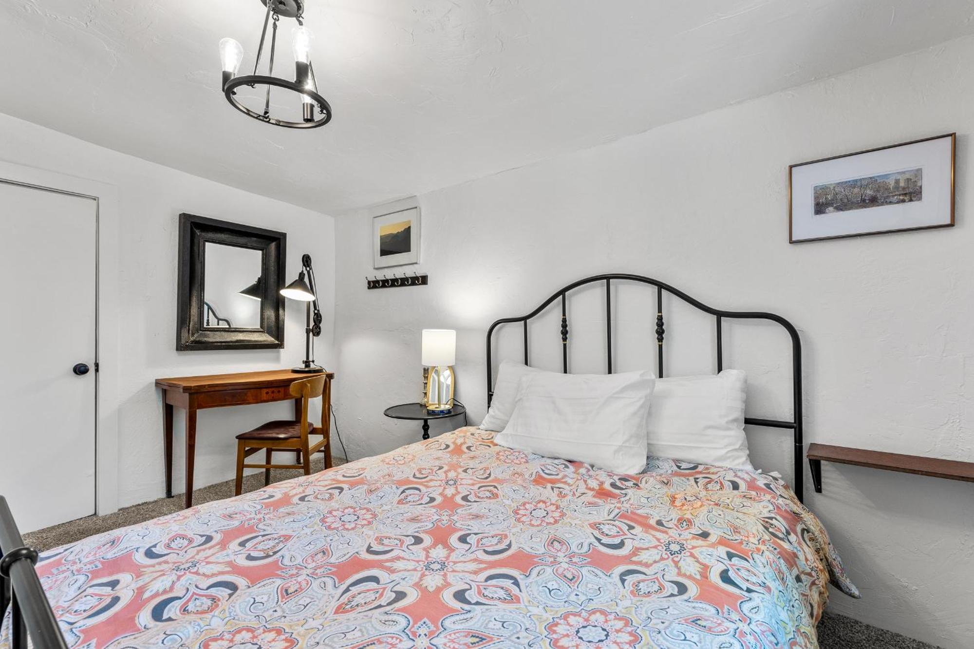 Holiday home 5 Minute Walking To Downtown, Nau, Coffee Shops, Shopping, Parks And More! *