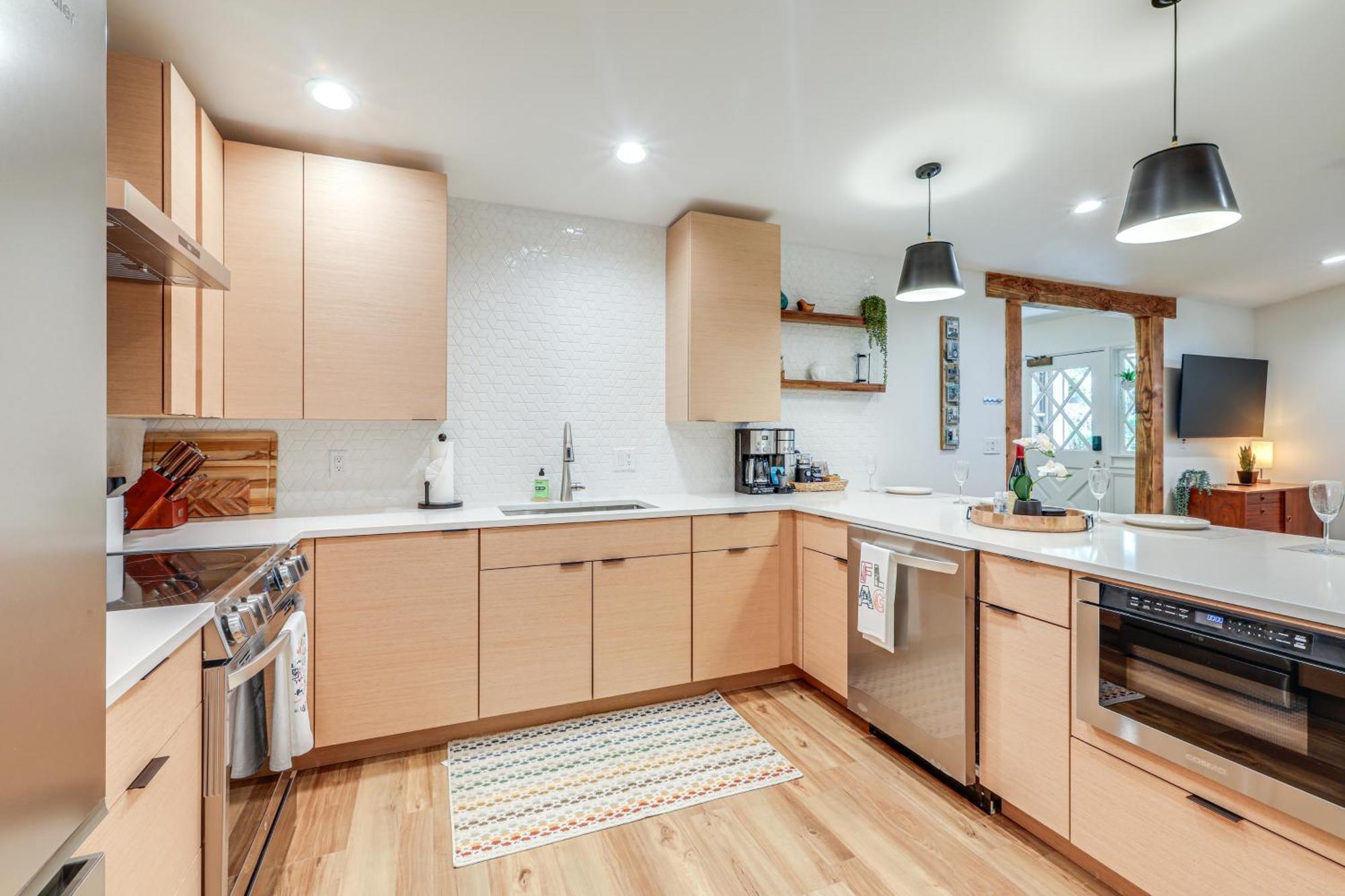 Apartment Welcoming Less Than 1 Mi To Downtown!