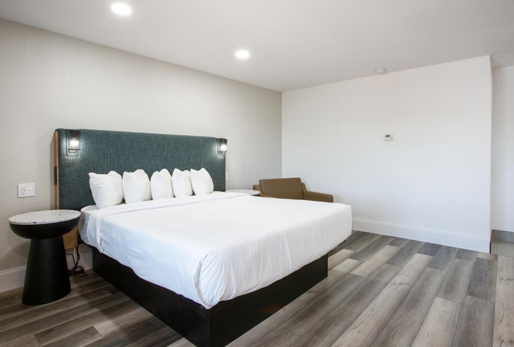 Hotel Elev8 I-40 Exit 198 Butler Ave 3*