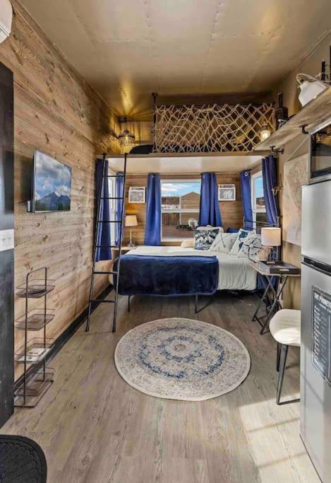 Tiny Near Grand Canyon Sleeps 5, Epic Views! Holiday home Flagstaff