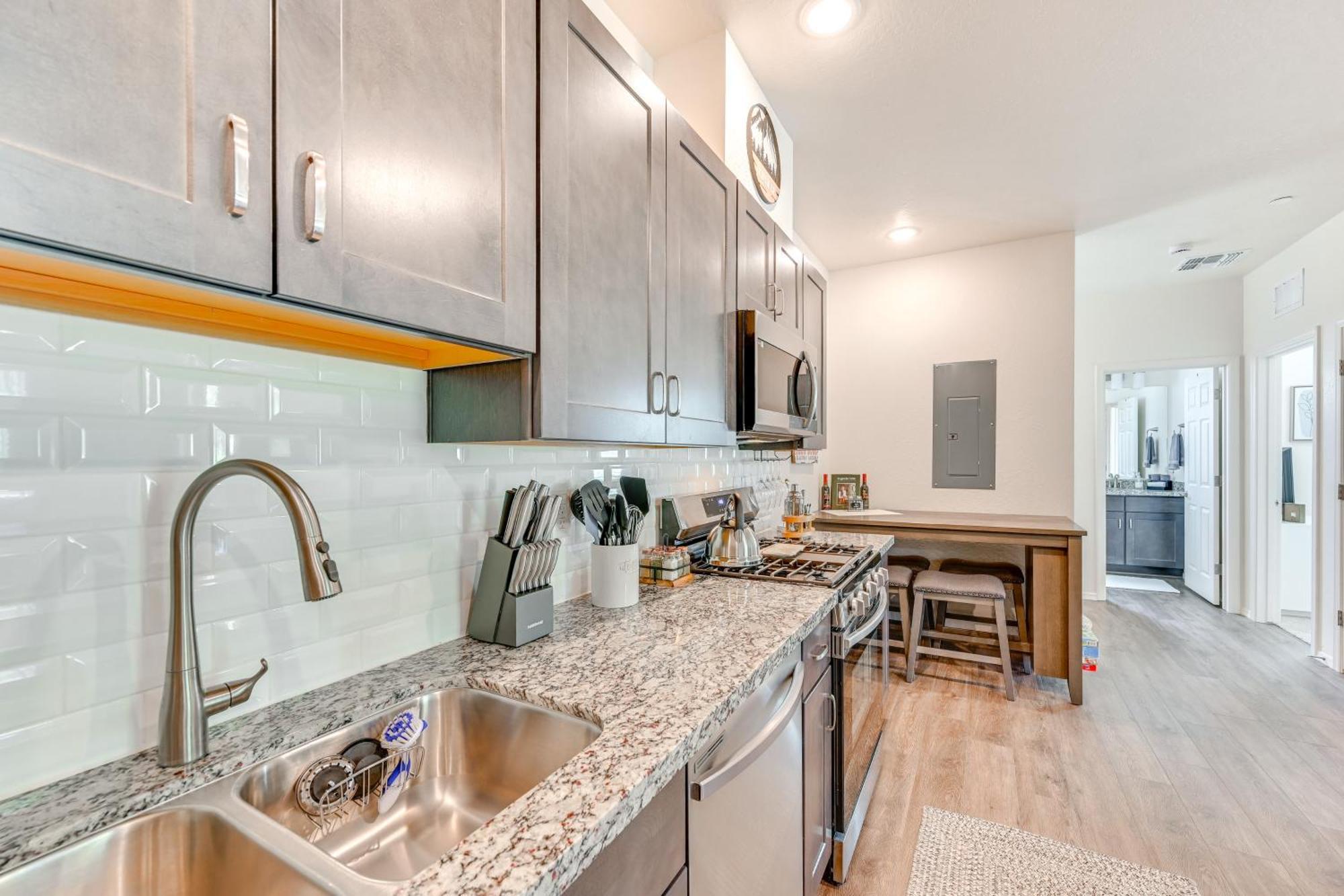 2 Mi To Dtwn And Apartment *