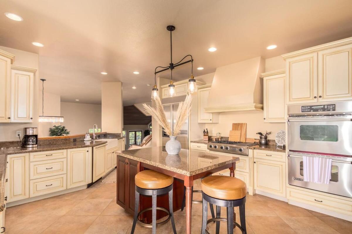 Holiday home Alpine Estate 5 Showers 3 Fireplace Hot Tub Mtn View Flagstaff