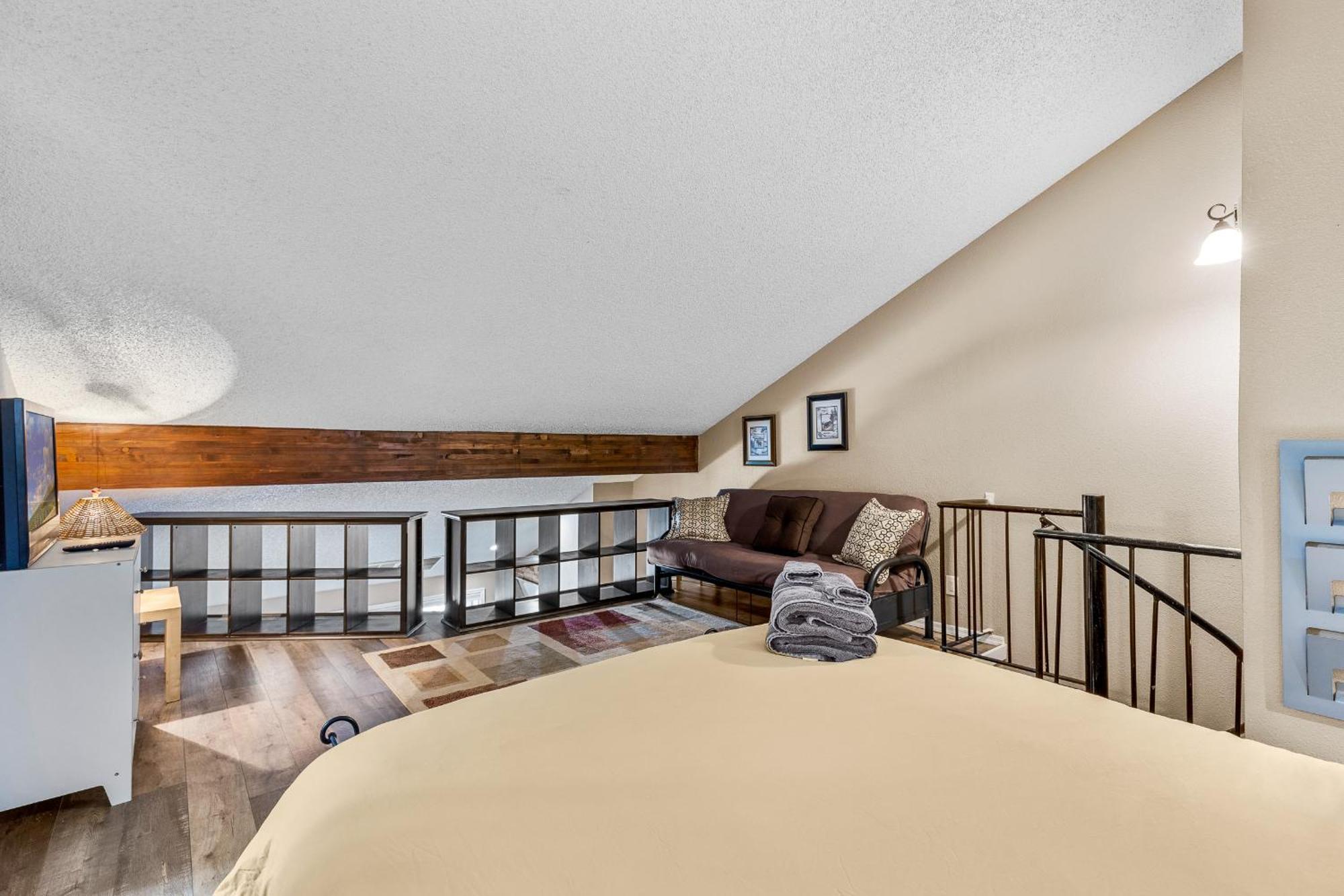 Charming Country Club With Loft & Fireplace Holiday home *