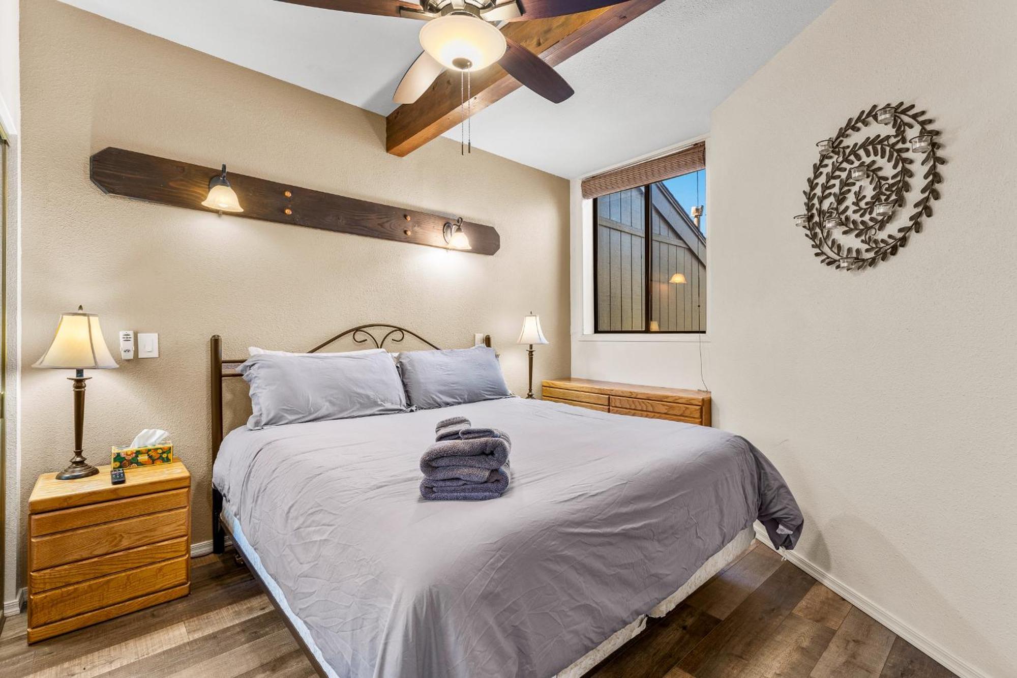 Charming Country Club With Loft & Fireplace *