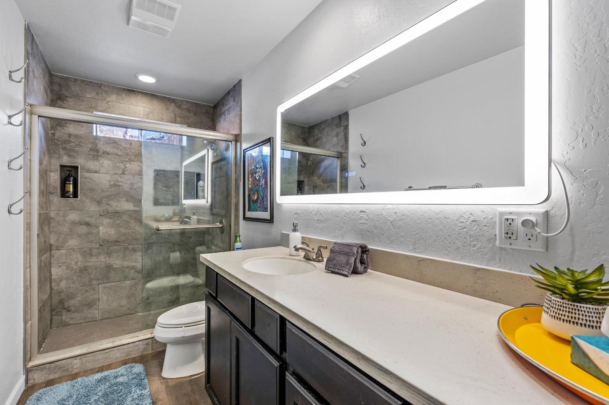 Holiday home Decorated For The Holidays! 2bdr In Downtown