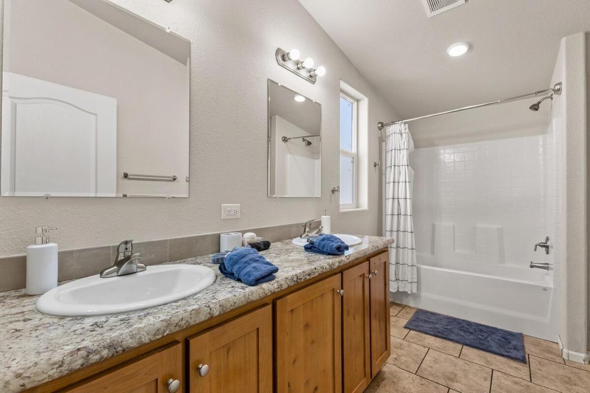 Cozy 3 Bedroom House - 10min From Dt - Sleeps 8