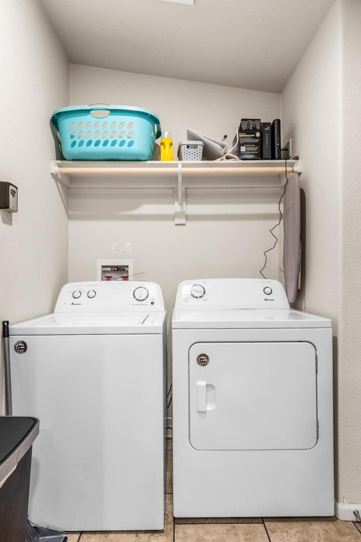 Cozy 3 Bedroom House - 10min From Dt - Sleeps 8 *