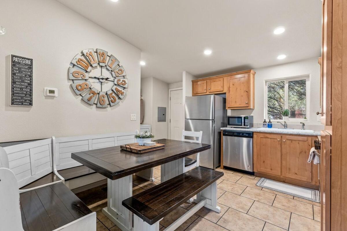 Villa Cozy 3 Bedroom House - 10min From Dt - Sleeps 8 *