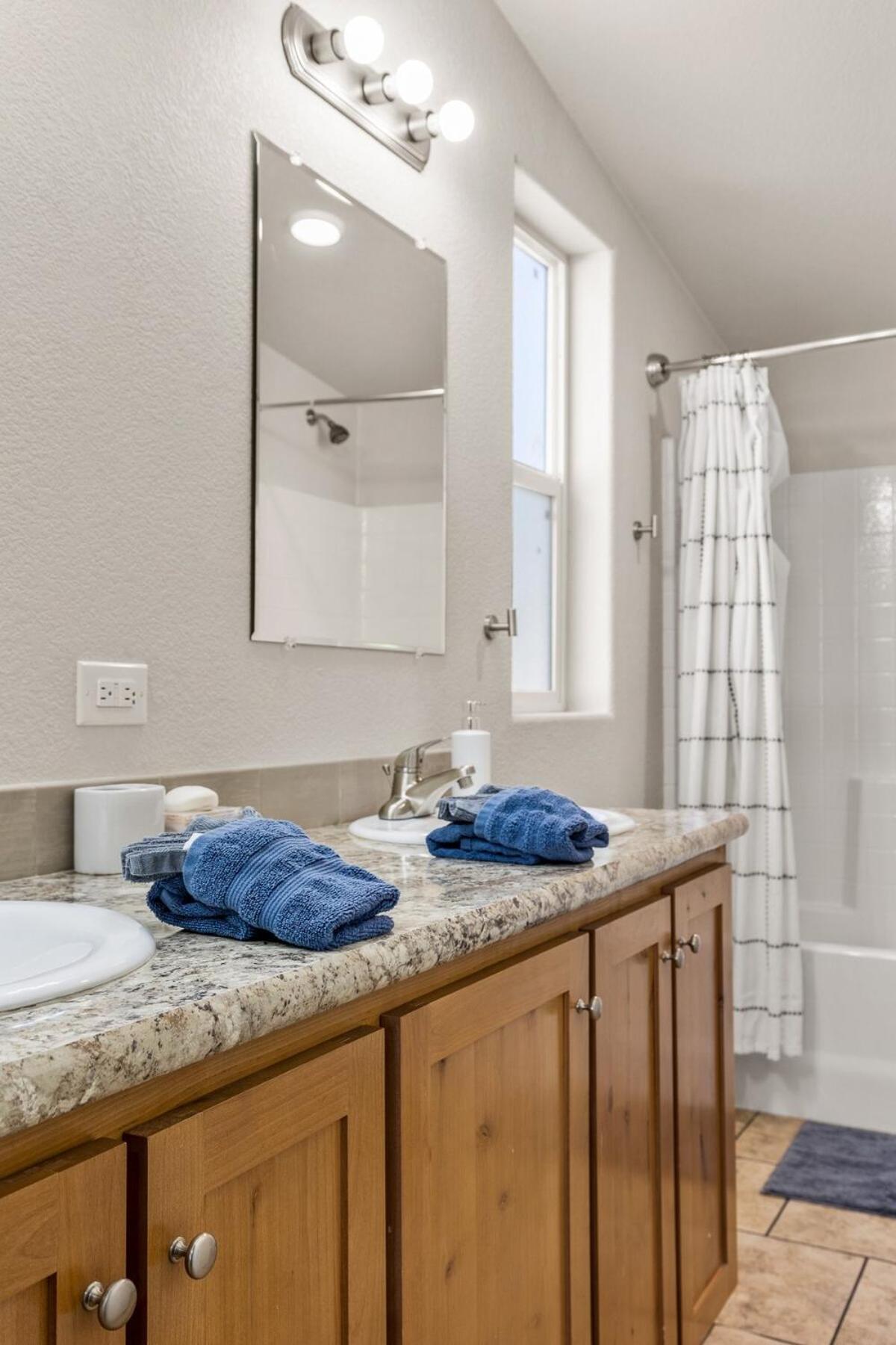 Cozy 3 Bedroom House - 10min From Dt - Sleeps 8 *