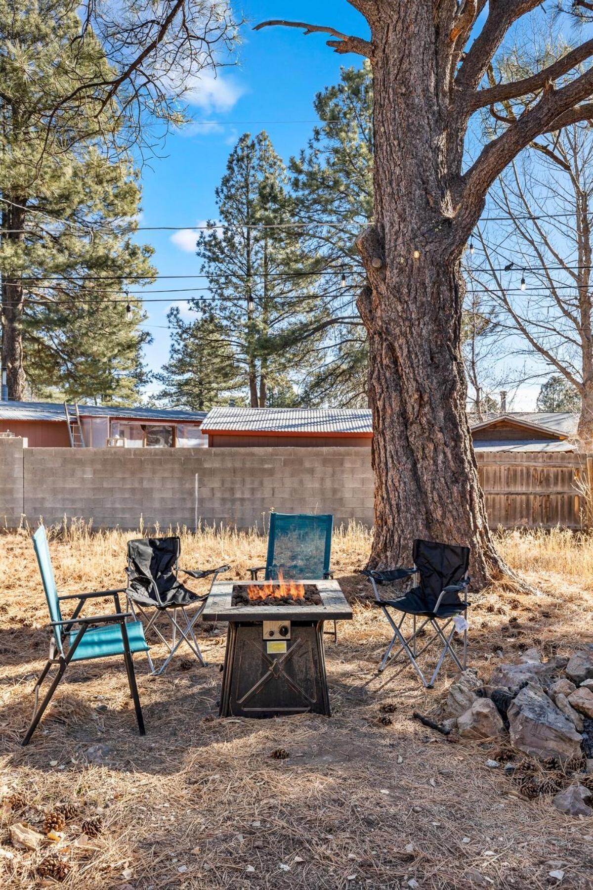 Cozy 3 Bedroom House - 10min From Dt - Sleeps 8