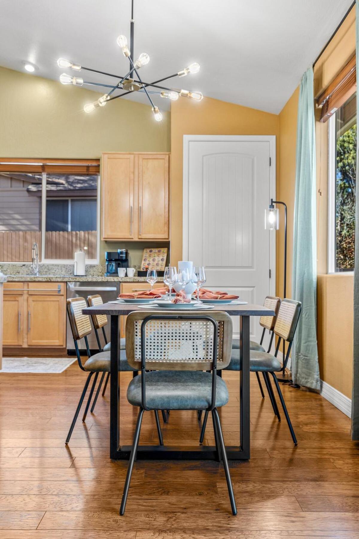 Cozy 4br Near - Firepit & Pool Table Holiday home Flagstaff