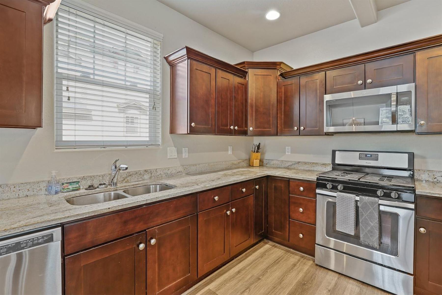 Beautiful Townhome Loaded With Amenities Excellent Location Great Value Ac