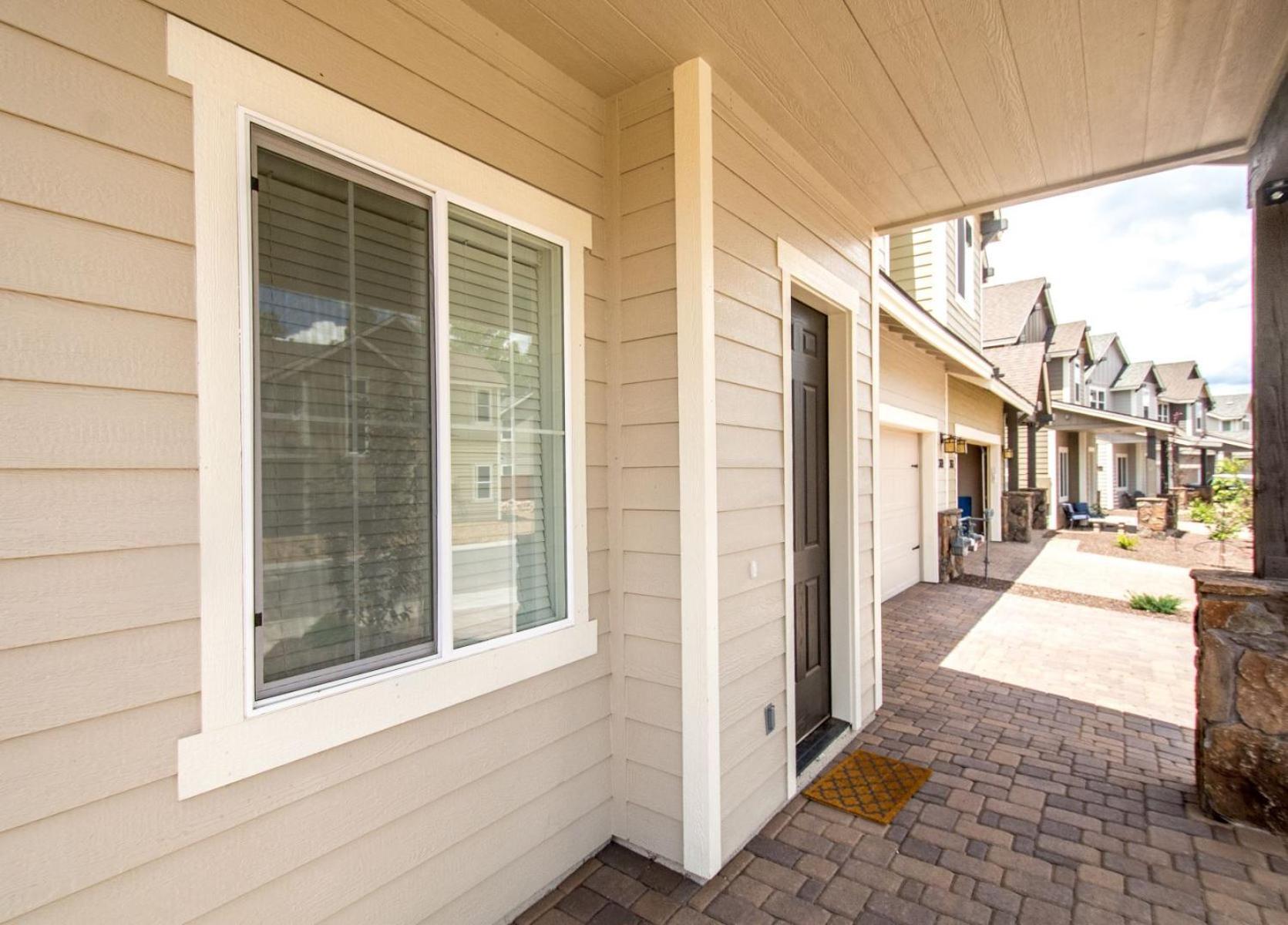 Chic Stylish 4 Bedroom Newly Built Town-home Perfect Location