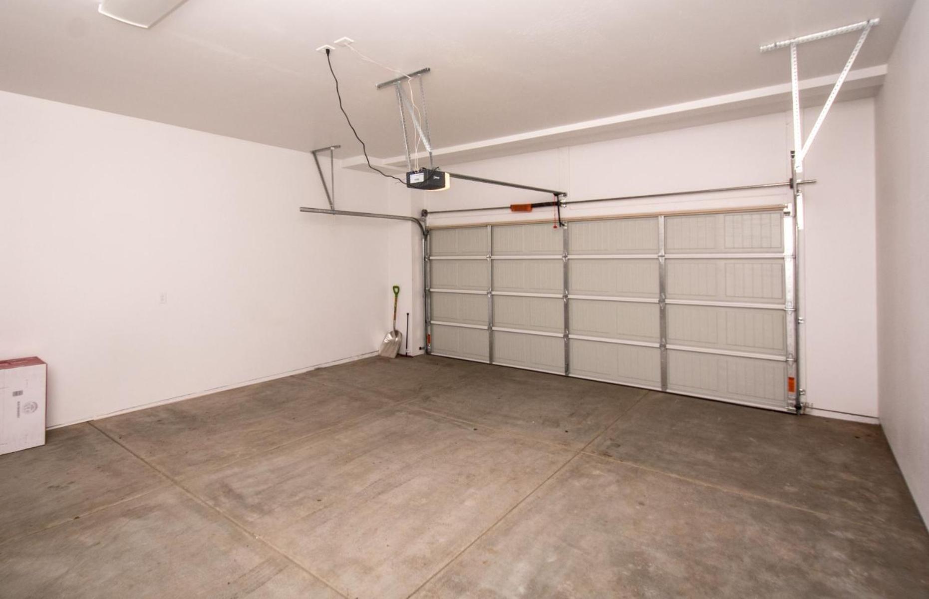 Chic Stylish 4 Bedroom Newly Built Town-home Perfect Location *