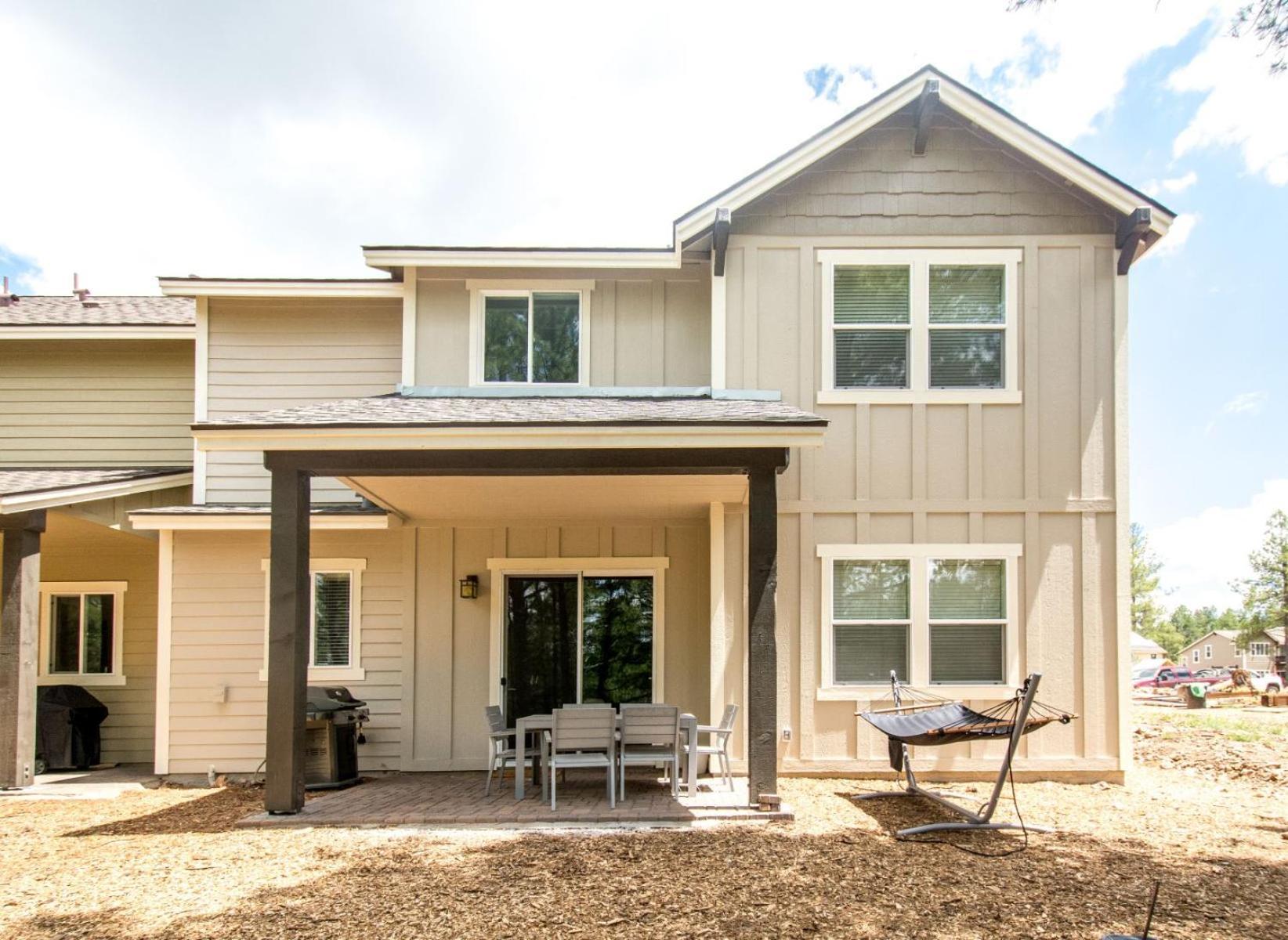 Chic Stylish 4 Bedroom Newly Built Town-home Perfect Location Villa *