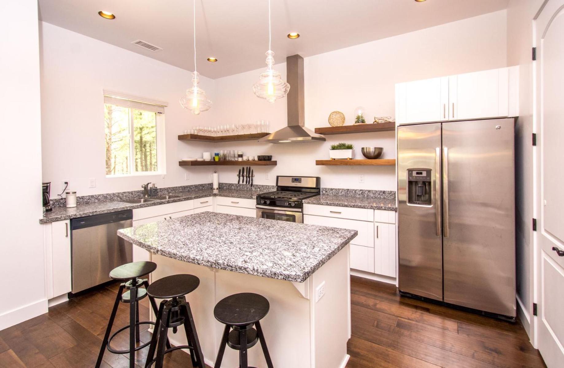 Chic Stylish 4 Bedroom Newly Built Town-home Perfect Location Villa *