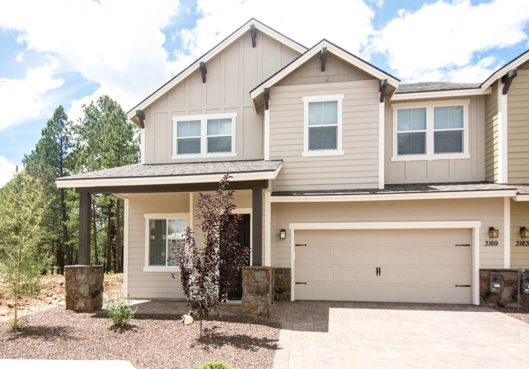 Chic Stylish 4 Bedroom Newly Built Town-home Perfect Location