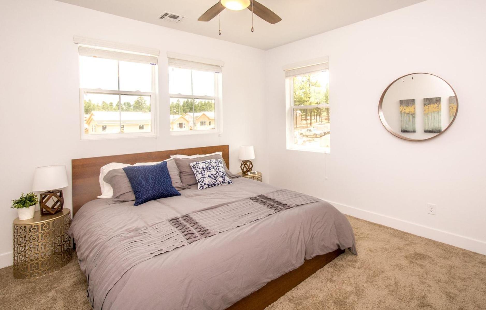 Chic Stylish 4 Bedroom Newly Built Town-home Perfect Location Villa