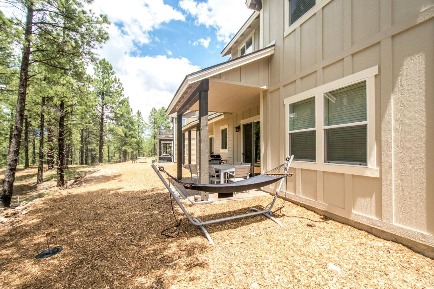 Villa Chic Stylish 4 Bedroom Newly Built Town-home Perfect Location *