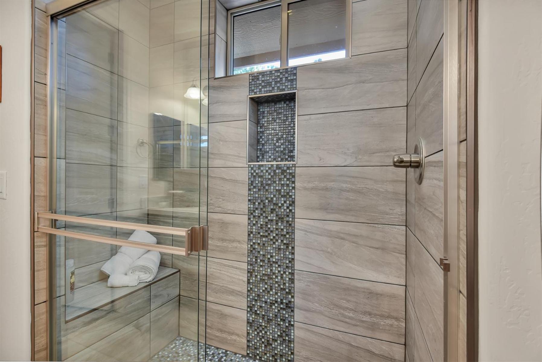 Newly Re-listed Stylish New Luxury Newbuild Views Of Mt. Humphrey Holiday home *