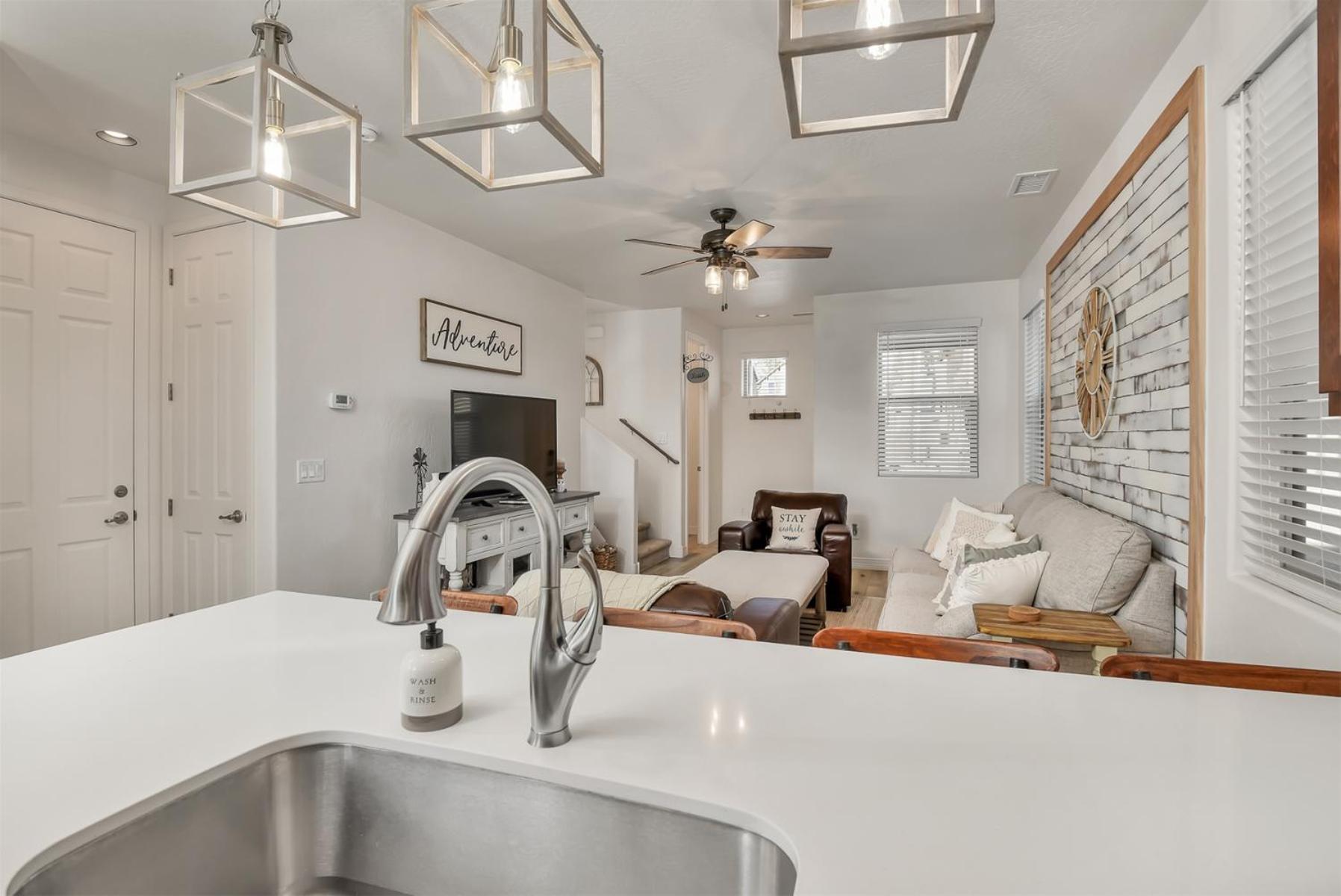 Newly Re-listed Stylish New Luxury Newbuild Views Of Mt. Humphrey