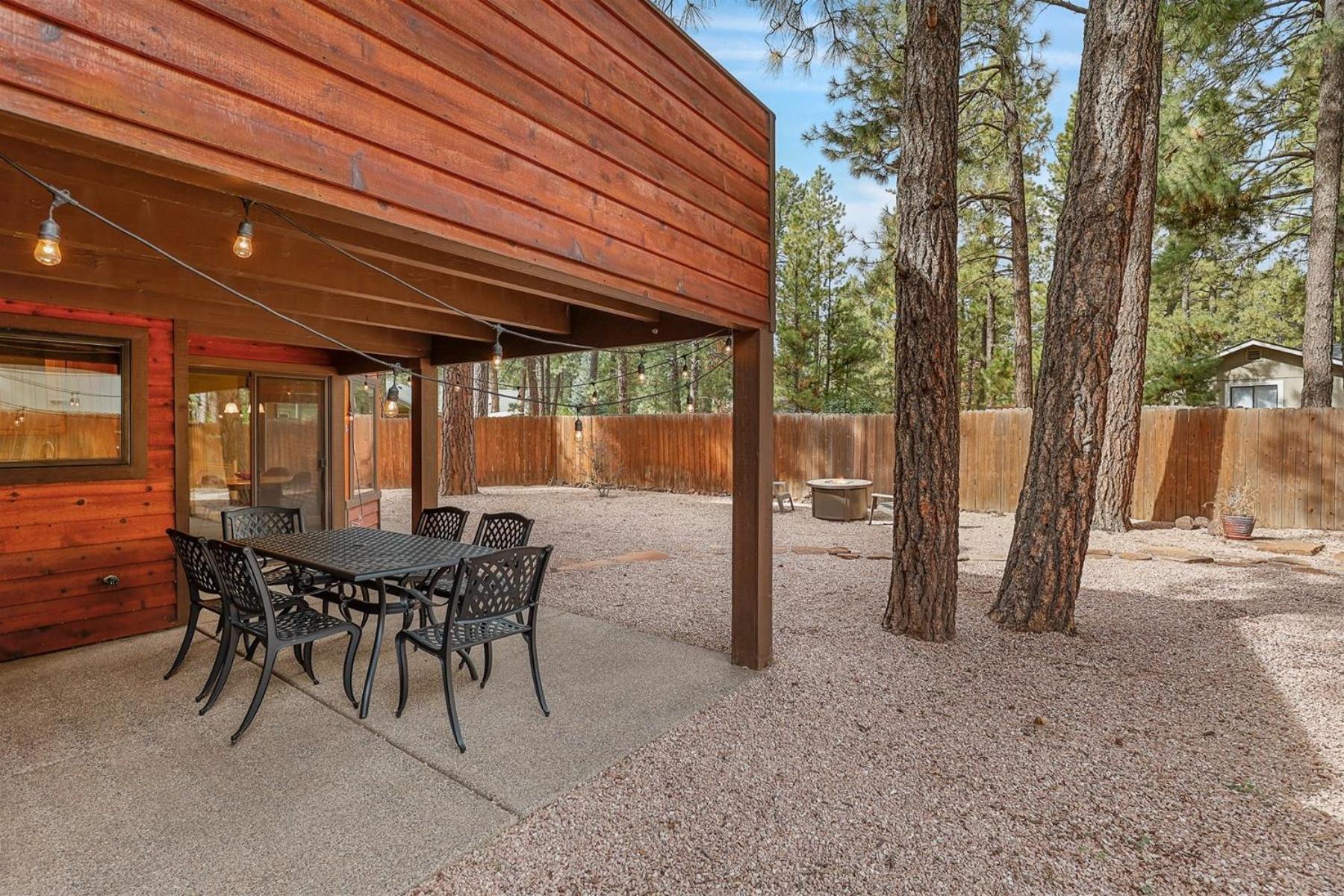 Bluebird Song Prime Location Outdoor Retreat With Fenced Yard And Firepit Holiday home